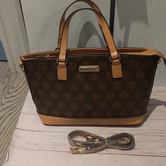 Beautiful tote by Adrianna Vittadini 🍀🍀 - Picture 3 of 8